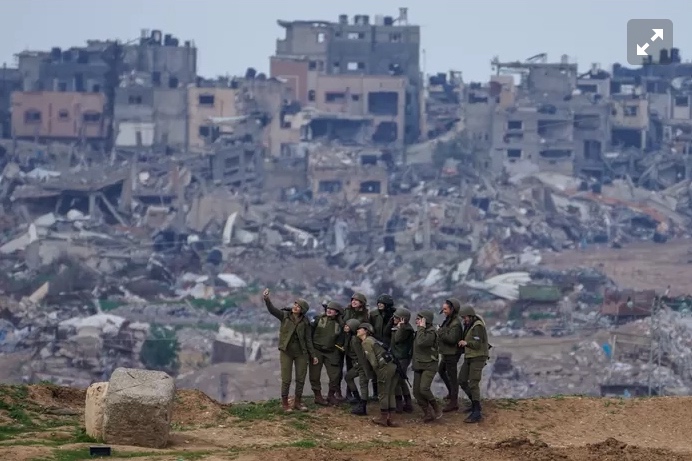 Le selfie de soldates israéliennes, le 19 février 2024 à la frontière de Gaza.